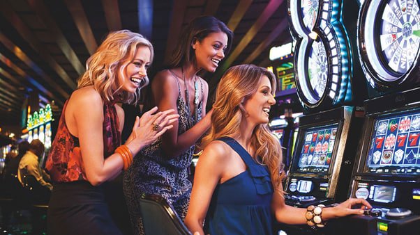 Pengguna menikmati promo dan hadiah dengan perangkat mobile dalam penataan pencahayaan neon